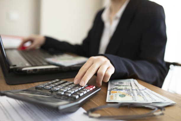 商业女性会计或银行家做计算。储蓄、金融和经济控制债务的概念。图片下载