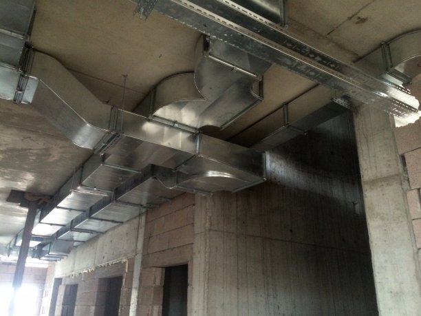 钢筋混凝土建筑结构，室内照片。没有涂抹石膏。铺设了电缆。图片下载