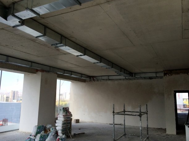 钢筋混凝土建筑结构，室内照片。没有涂抹石膏。铺设了电缆。图片下载