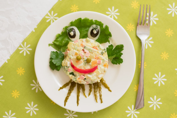 装饰创意十足的章鱼沙拉。绿色背景上的儿童菜单图片下载