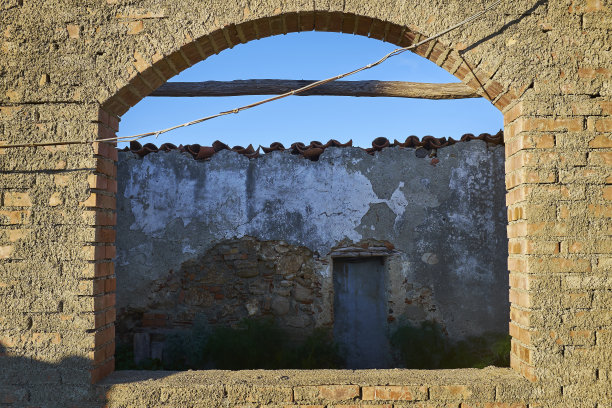废墟和破碎的墙壁图片下载