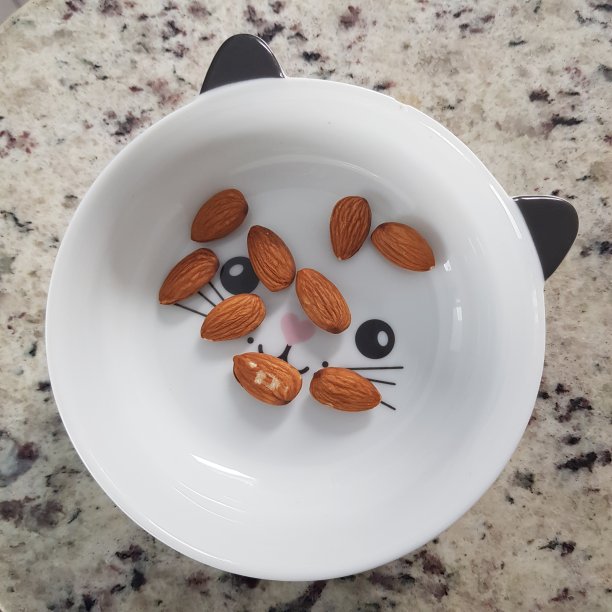 盘子里的杏仁图片下载