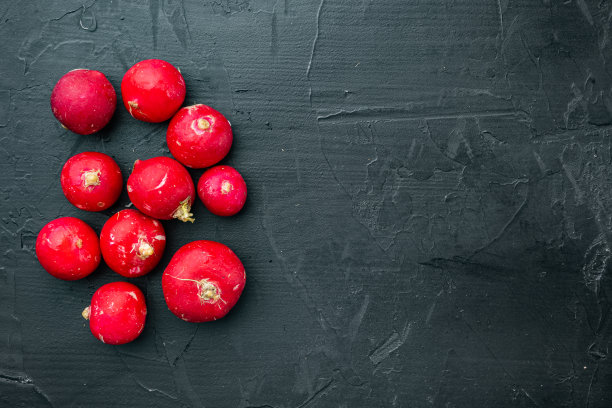 蔬菜堆圆红萝卜，在黑色的背景上，俯视图平铺，有抄写空间和文字空间图片下载