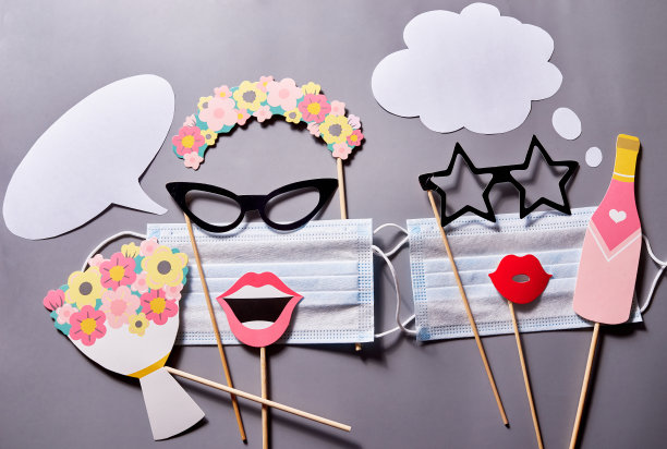 两个戴眼镜的医用口罩，灰色背景下的嘴唇上冒着气泡说话图片下载