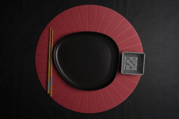 桌上空盘子图片下载