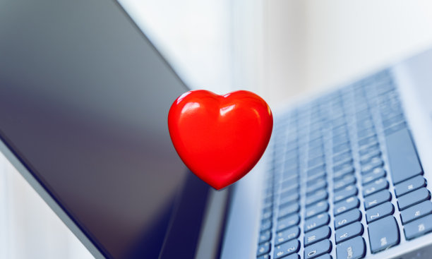 电脑键盘上的大红心。情人节节日概念。网恋，网络远程交流，社交网络。虚拟约会、电话和科技。检疫、冠状病毒covid-19图片下载