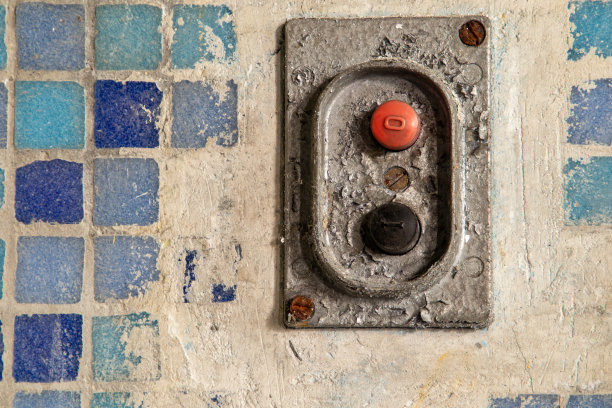 特写镜头里墙上的旧开关图片下载