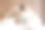一个迷人和快乐的白人女人的肖像与健康的身体穿着绿松石睡衣摆姿势，而躺在床上在白色的床单和枕头图片下载