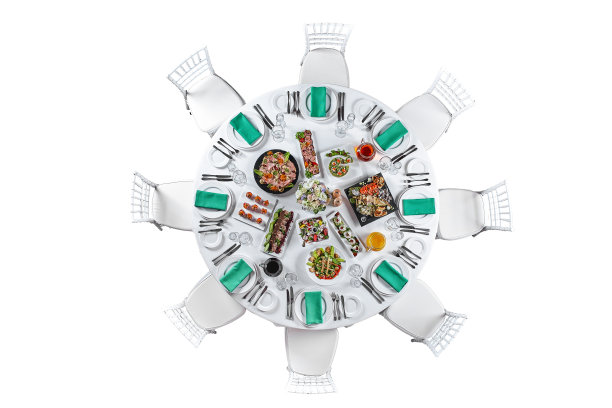 精美的宴会餐桌，搭配各种小吃和开胃菜。孤立在白色背景上图片下载