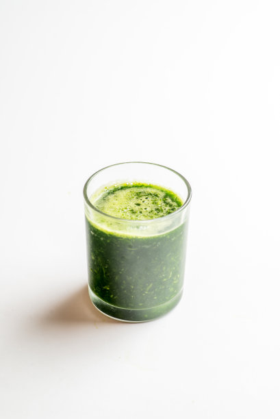 玻璃加绿色菠菜奶昔。素食和生食鸡尾酒图片下载