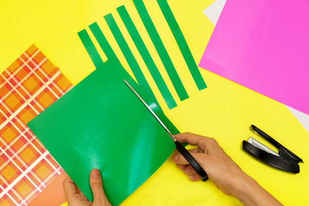 手工制作的工艺项目。创意DIY的概念。为复活节做胡萝卜花环。一步一步的照片说明。步骤1图片下载