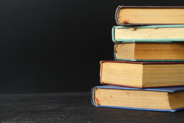 特写的旧旧书籍的背景。一堆古老的精装书。回到学校。本空间图片下载