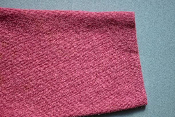 一件羊毛衫的红色袖子图片下载