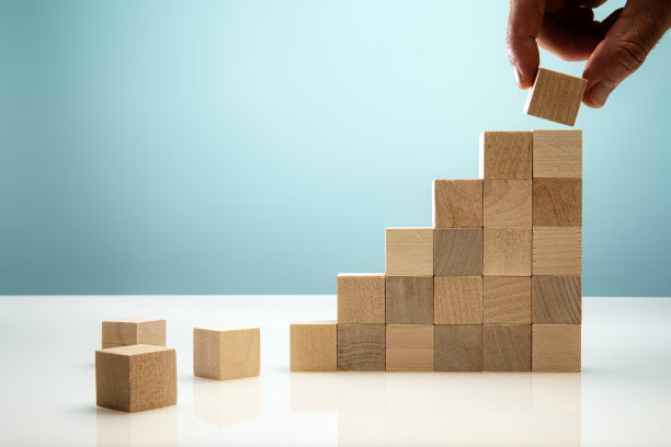 蓝色背景上的方块象征业务增长图片下载