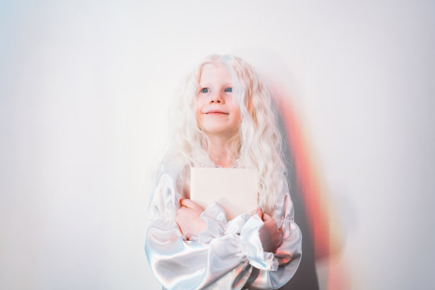 孩童梦想童年快乐的金发女孩图片下载