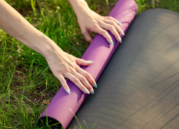 健身妇女折叠运动垫之前或之后，在公园锻炼图片下载