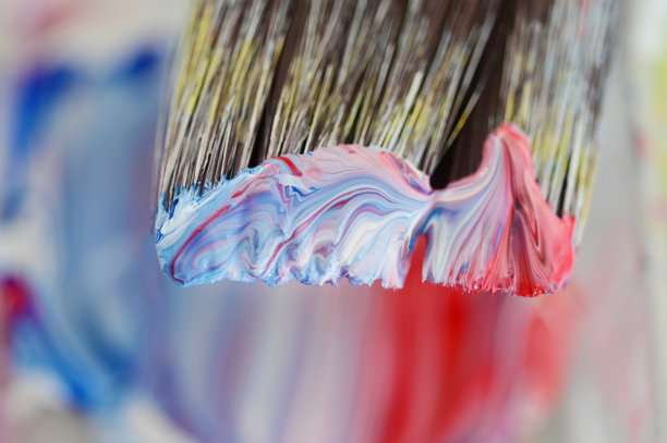 近距离彩色油漆在一个油漆刷的背景图片下载