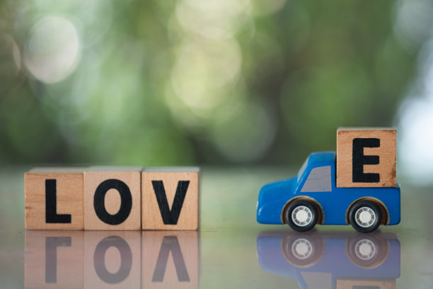 木蓝拾取携带“E”木块加载文字到LOV文字块行完成文字LOVE。情人节的概念图片下载