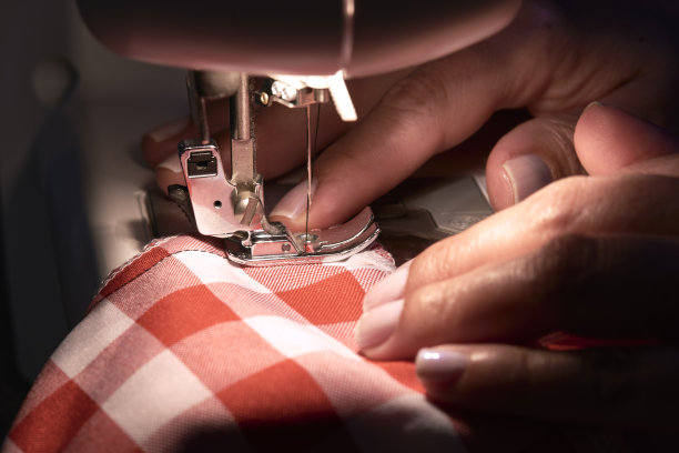 在缝纫机上工作的妇女图片下载