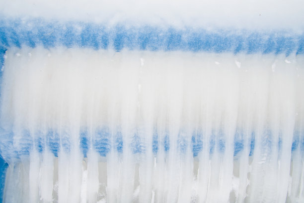 蓝色栏杆上的冰抽象设计图片下载