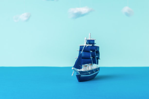 在阴天的海面上安装一艘帆船。图片下载