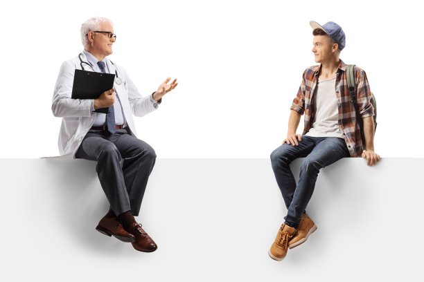 一位成熟的男医生正在给坐在空白面板上的一名十几岁的男学生提供医疗建议图片下载