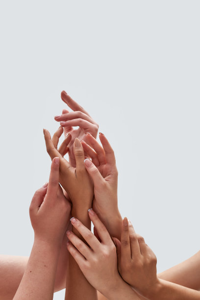 一组精致的女性手的近距离接触在一起孤立的白色背景图片下载