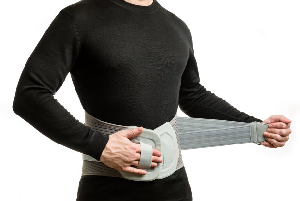 一个穿着整形紧身衣的男人的躯干图片下载