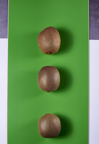 绿色背景上的三颗几维鸟图片下载