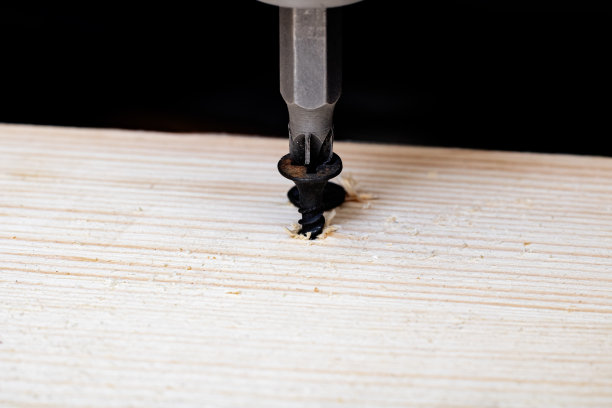把螺丝拧进木板上图片下载