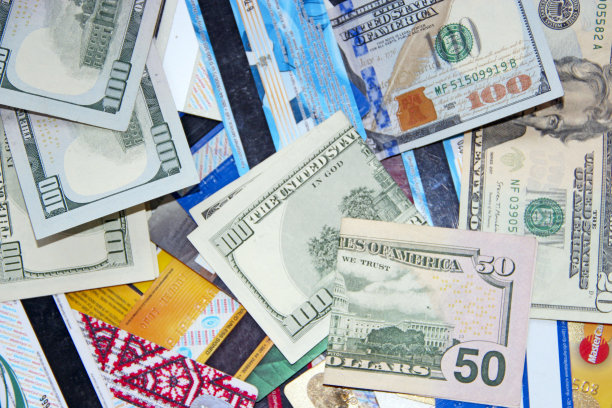 百元钞票和信用卡。成堆的美元信用卡图片下载