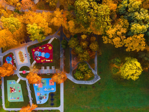 城市公园的彩色游乐场。秋天的树叶的颜色。波兰Tarnow的Strzelecki公园。无人机的观点图片下载