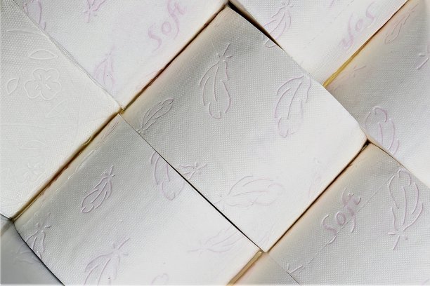 结婚戒指放在桌子上图片下载