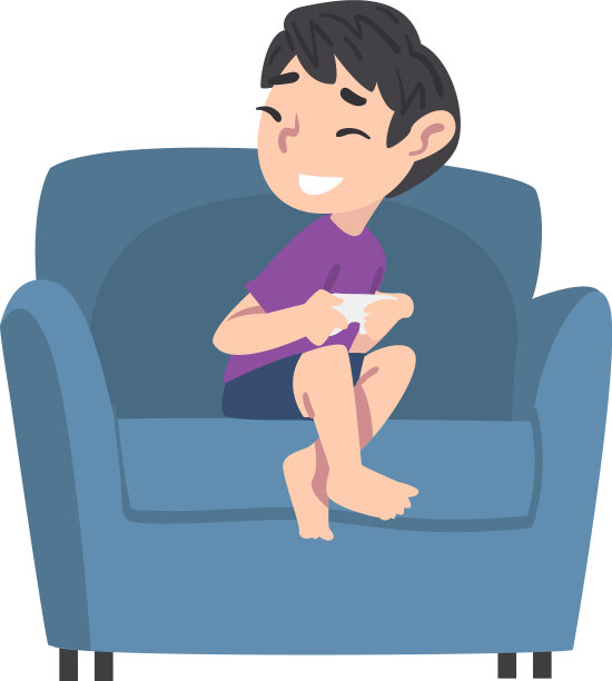 微笑的男孩坐在扶手椅上与操纵杆图片下载