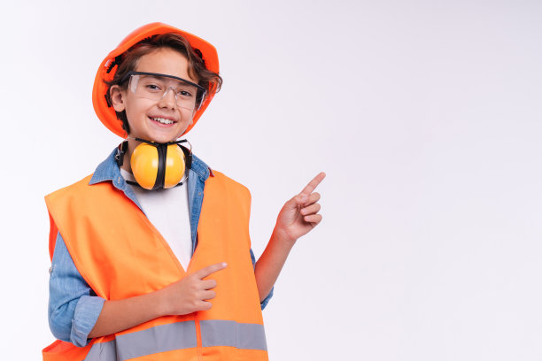 小白人男孩建筑工人在统一指向拷贝空间孤立的白色背景图片下载