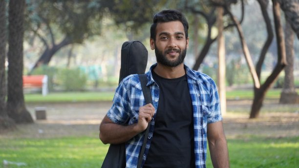 小男孩拿着吉他图片下载