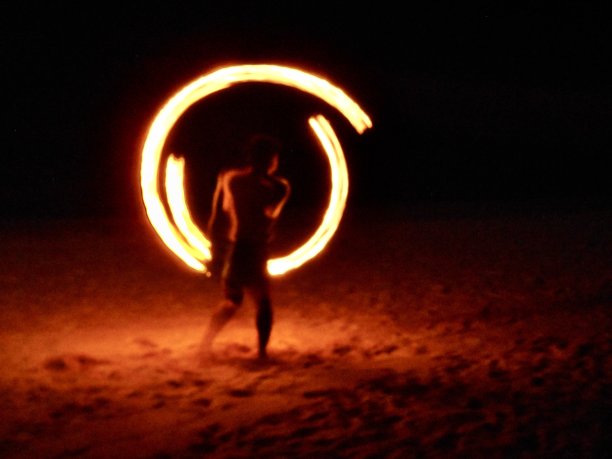 火灾表演是一组涉及到对火的操纵的表演艺术或技巧。图片下载