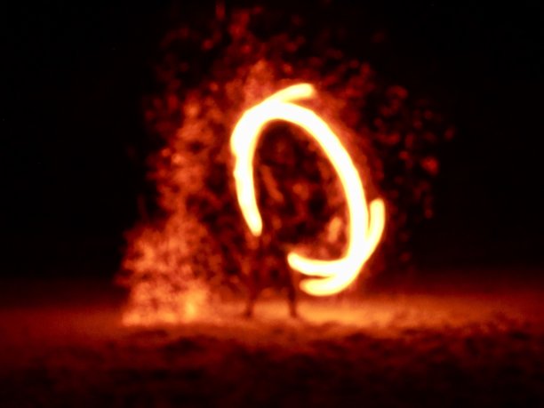 火灾表演是一组涉及到对火的操纵的表演艺术或技巧。图片下载