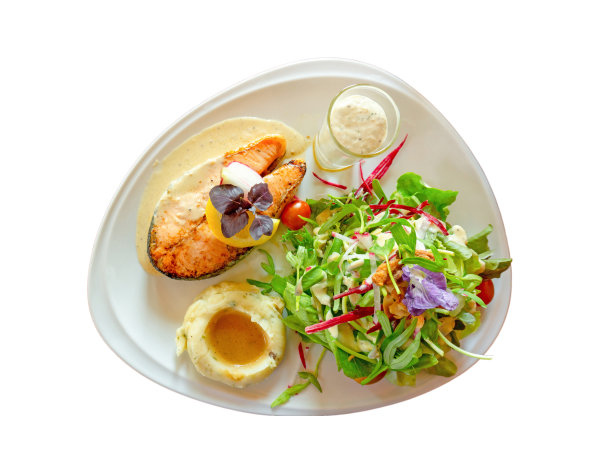 烤鲑鱼排切片在白色盘子与混合蔬菜沙拉，土豆泥和浇头在一个玻璃，食物在盘子孤立的白色背景与剪切路径和复制空间图片下载