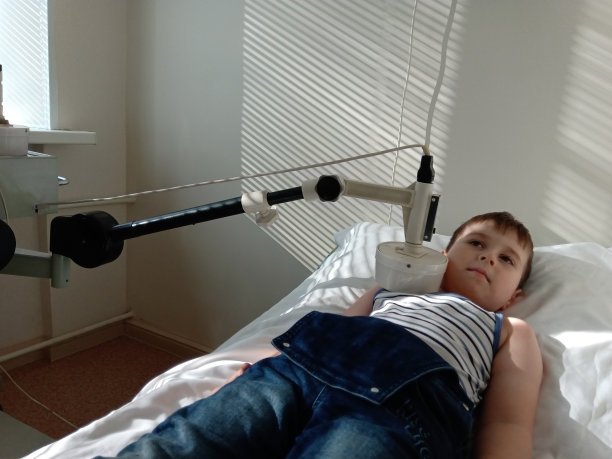小男孩在电疗柜里进行电疗。图片下载