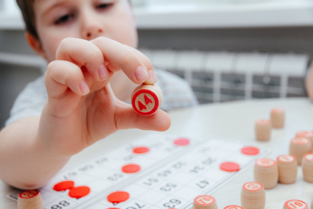 男孩拿着一个木桶，上面写着她手里的数字。图片下载