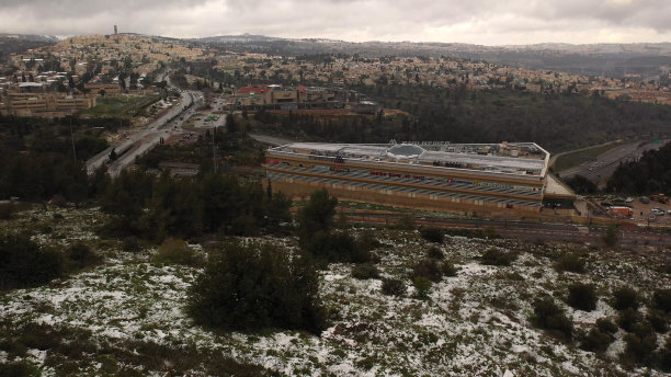 雪中耶路撒冷红色屋顶鸟瞰图图片下载