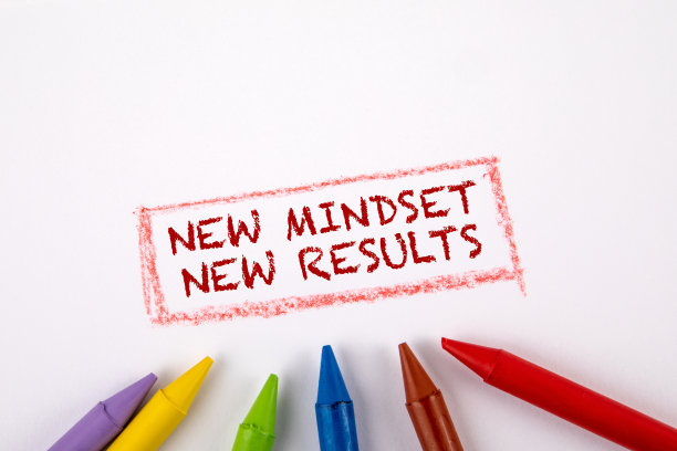 新的心态，新的结果。彩色蜡笔在一张白纸上图片下载