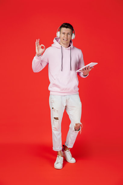 一名白人男子的肖像被隔离在带有拷贝空间的红色工作室背景上图片下载