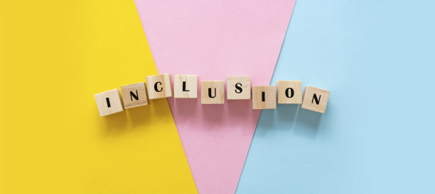 包含文本横幅木制立方体上彩色的黄色，蓝色，粉红色的背景图片下载