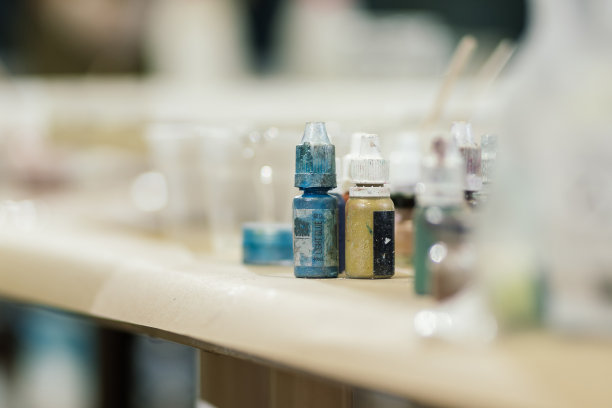 在一个车间里创作树脂艺术。油漆罐图片下载