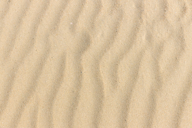 彩砂。以沙滩为背景。前视图。天然砂石纹理背景。以沙滩上的沙子为背景。波浪沙背景夏季设计。图片下载