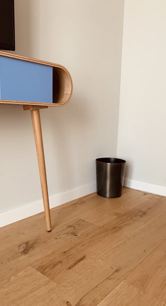 酒店房间边缘有垃圾桶图片下载