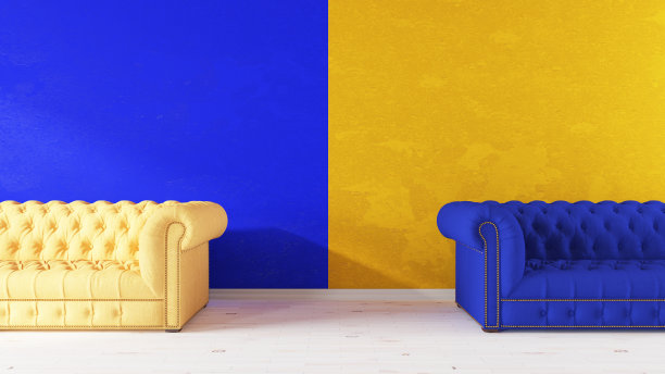 沙发被分成两部分在中间。黄蓝色现代多彩的舒适概念图片下载