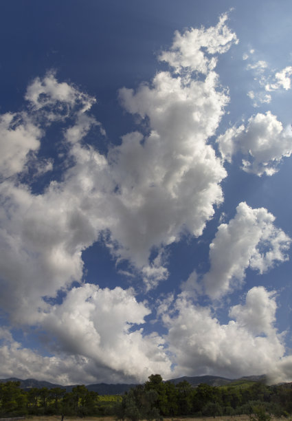 在希腊埃维亚岛的一个村庄，巨大的积云在即将来临的夏季风暴之前图片下载